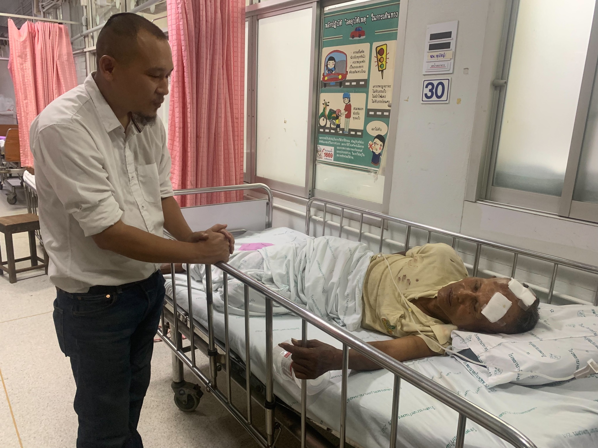 Пожилой мужчина в Кампхаенг Пхете тяжело ранен в результате нападения молодежи