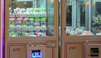 Полиция конфисковала игровые автоматы claw в Накхонситхаммарате из-за опасений молодежи играть в азартные игры