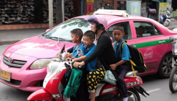 Полиция нападает на мотоциклистов без шлемов