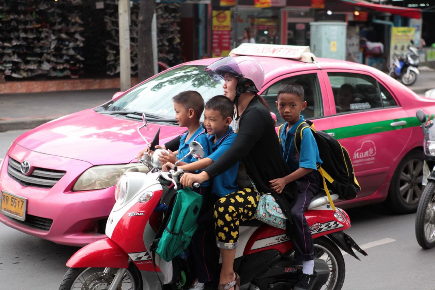 Полиция нападает на мотоциклистов без шлемов