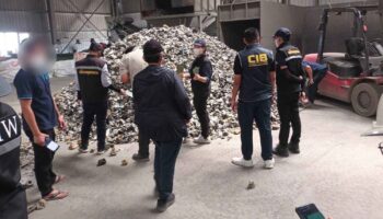 Полиция совершила рейд на незаконный склад электронных отходов и арестовала нелегальных работников в Чонбури