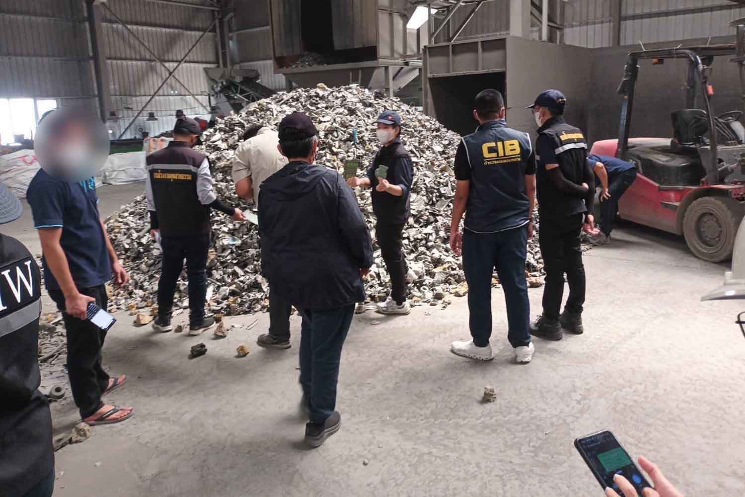 Полиция совершила рейд на незаконный склад электронных отходов и арестовала нелегальных работников в Чонбури