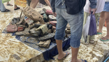 Пострадавшие от наводнения поставщики снижают цены, чтобы избавиться от поврежденных запасов