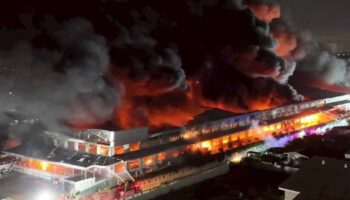 Предупреждение: Канцерогены в воздухе вблизи разрушенного пожаром склада