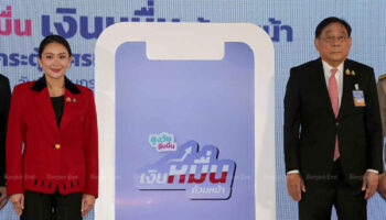 Премьер-министр придерживает раздаточный материал