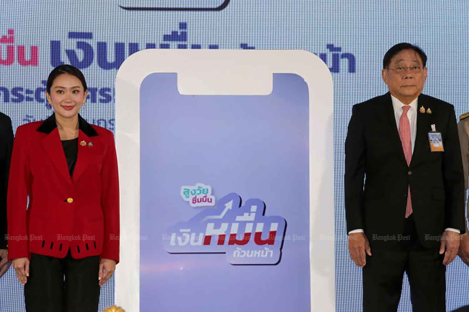 Премьер-министр придерживает раздаточный материал