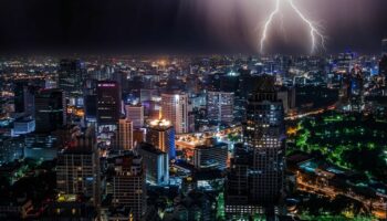 Прогноз тайских муссонов: впереди сильные дожди и опасность наводнений