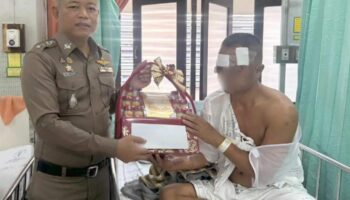 Психически больной тайец вышвыривает полицейского из движущегося грузовика