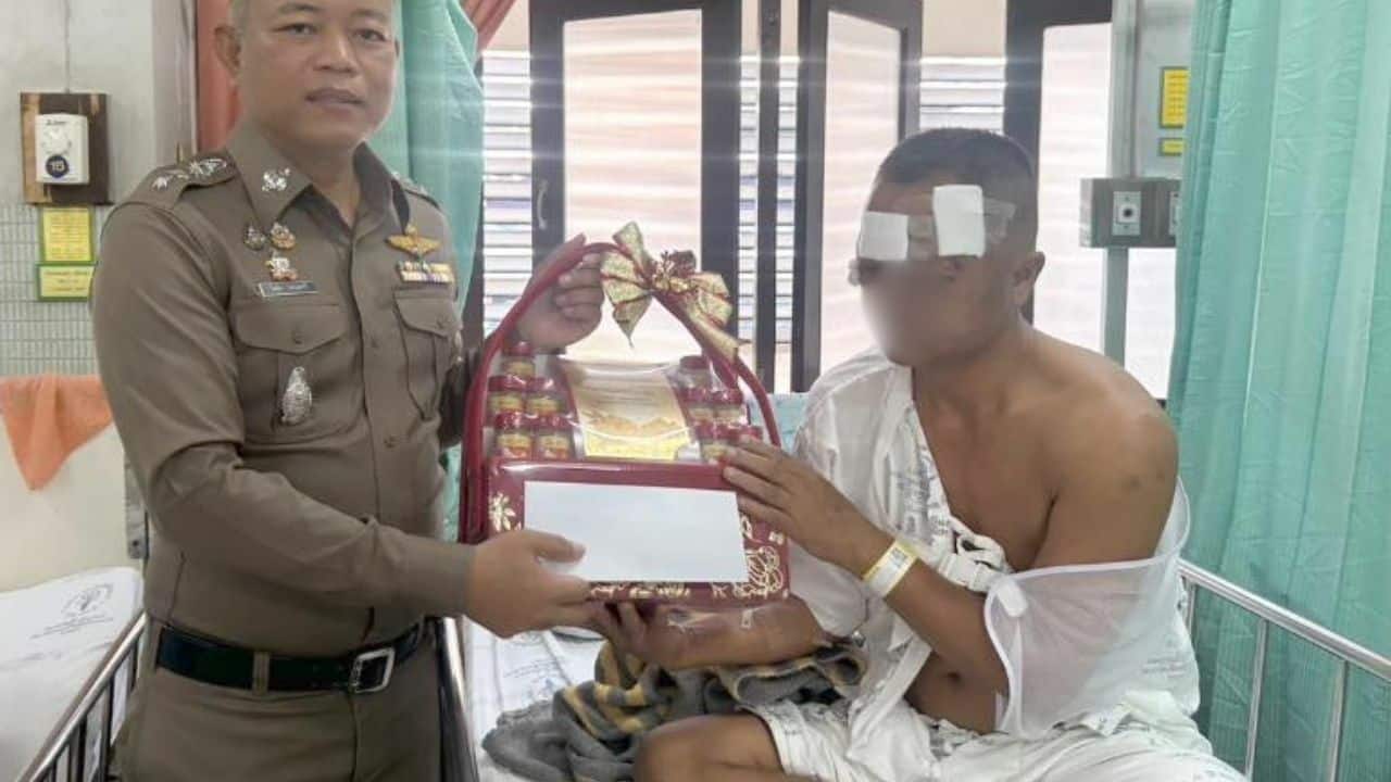 Психически больной тайец вышвыривает полицейского из движущегося грузовика