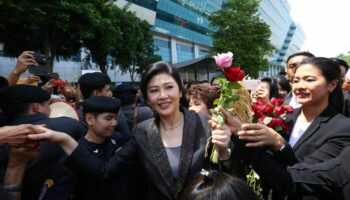 Пхеу Тай поддерживает борьбу Йинглак за компенсацию в размере 10 миллиардов батов за рис