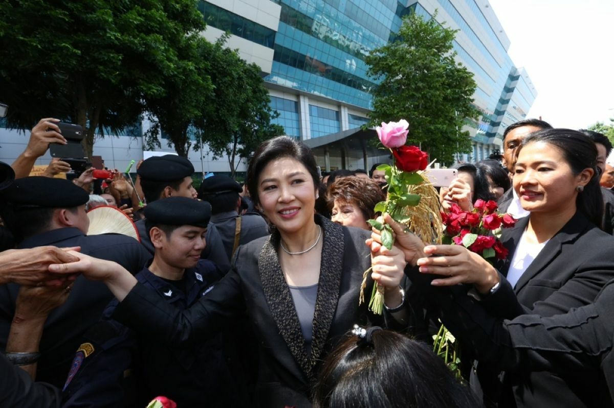 Пхеу Тай поддерживает борьбу Йинглак за компенсацию в размере 10 миллиардов батов за рис