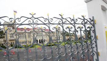 Пьяный таксист врезался в забор Дома правительства