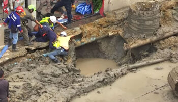 Рабочий падает в глубокую яму, погребенный под землей и водой