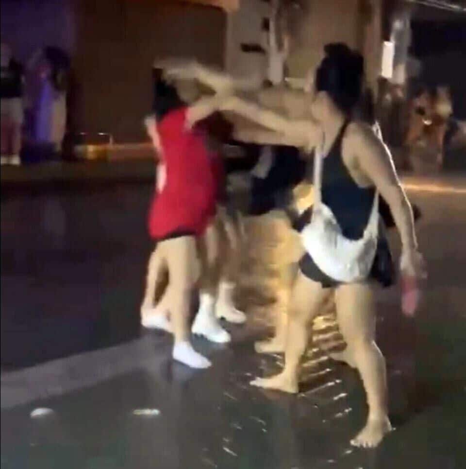 Ранняя утренняя драка тайских женщин потрясла Уокинг-стрит Паттайи