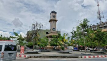 Робот пробивает дыру в стене автостоянки в Паттайе