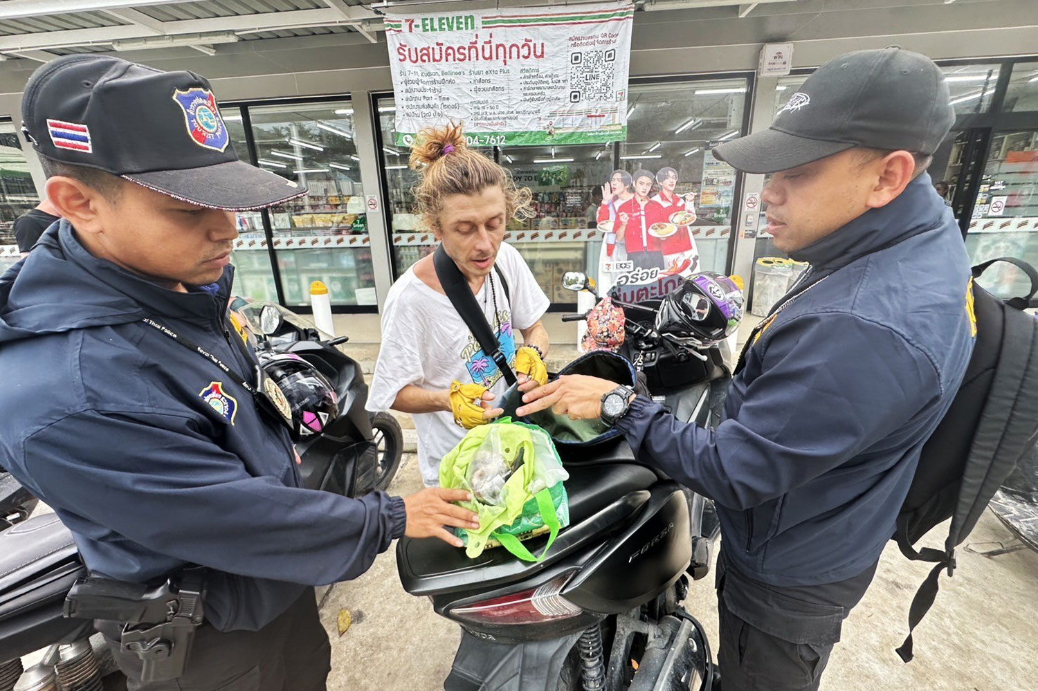 Россиянин провез контрабандой гашиш из Бутана в проглоченных презервативах