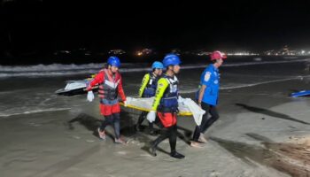 Рыбака смыло волнами со скал на пляже Фридом