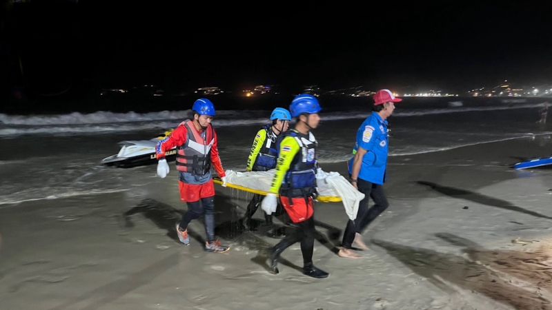 Рыбака смыло волнами со скал на пляже Фридом