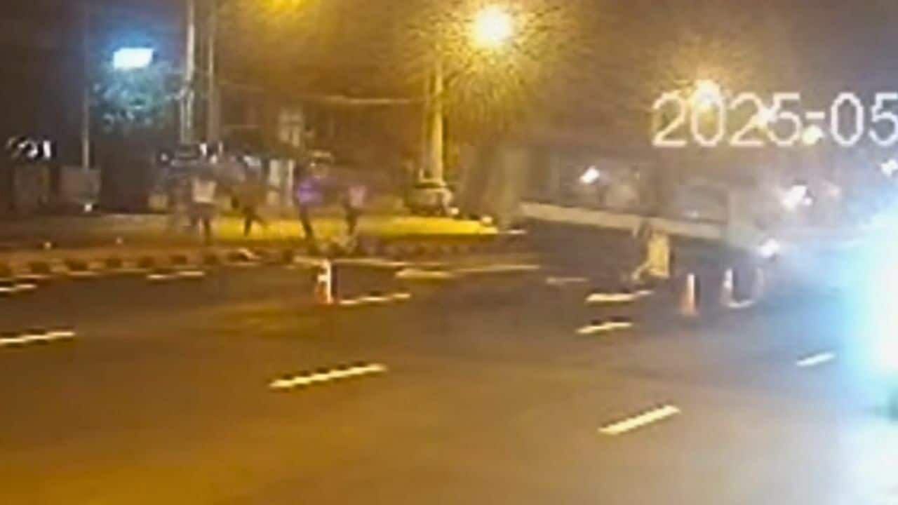 Свидетели напуганы тем, что "грузовик с привидениями" движется сам по себе после аварии