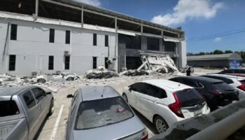 Стальная бойня: обрушение завода сокрушает автомобили в ужасе Чонбури