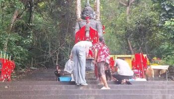 Статуя Фаяо Тао Вессуван привлекает тех, кто надеется на участие в лотерее