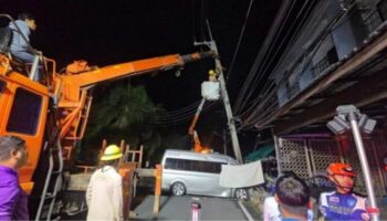 Столкновение фургона привело к взрыву трансформатора на Пхукете, водителя убило током