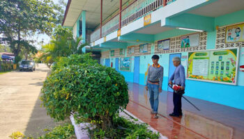 Студенты были вынуждены поднять флаг на улице во время шторма