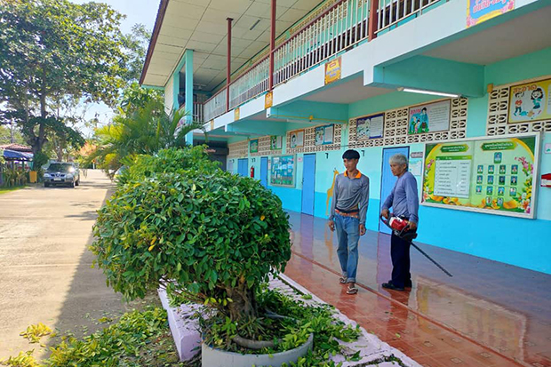 Студенты были вынуждены поднять флаг на улице во время шторма