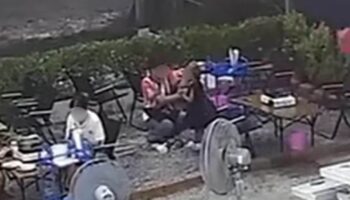 Тайская мать физически напала на дочь в ресторане Khon Kaen