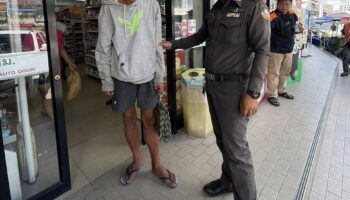 Тайские копы купили билет на автобус для разорившегося мужчины из Паттайи