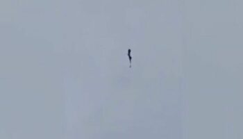 Тайский десантник избежал смерти, когда парашют отказал в воздухе (видео)