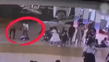 Тайский мальчик получил травму после того, как его пнул отец одноклассника