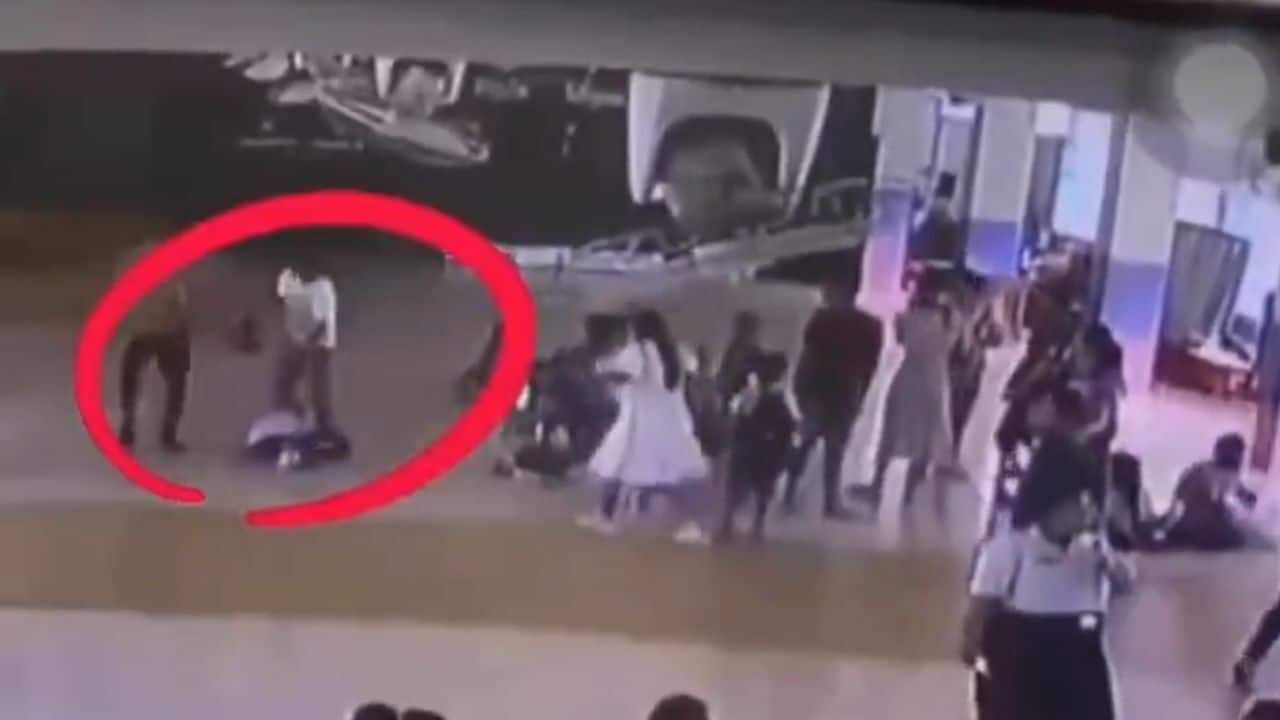 Тайский мальчик получил травму после того, как его пнул отец одноклассника