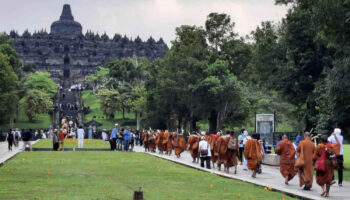 Тайский монах приветствует "единство в многообразии" во время паломничества в Индонезию