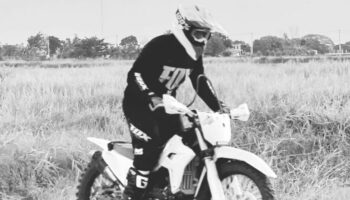 Тайский мотогонщик погиб при падении с обрыва, спасаясь от ос