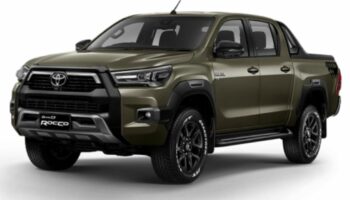 Тайский мужчина запрыгивает на движущийся пикап, чтобы остановить предполагаемого автомобильного мошенника