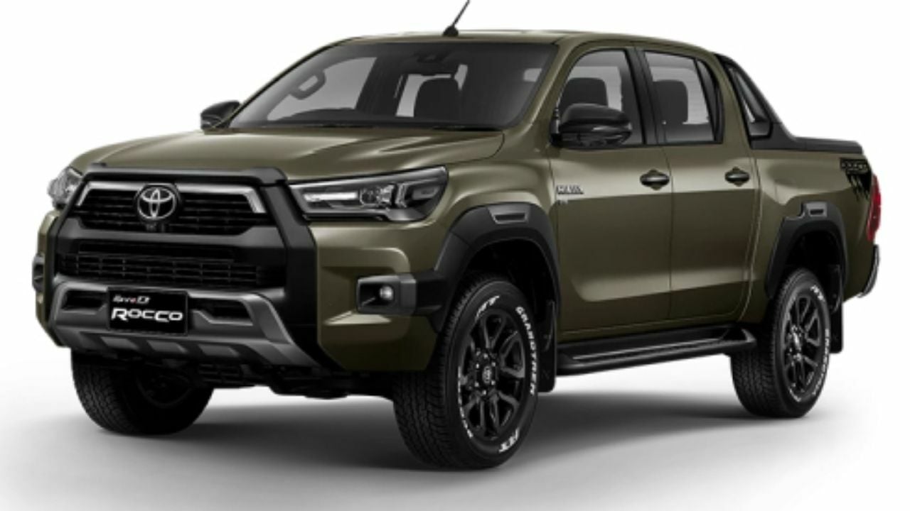 Тайский мужчина запрыгивает на движущийся пикап, чтобы остановить предполагаемого автомобильного мошенника