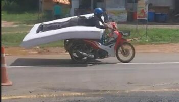 Тайский мужчина прославился своим трюком с "катанием во сне" на мотоцикле на матрасе (видео)