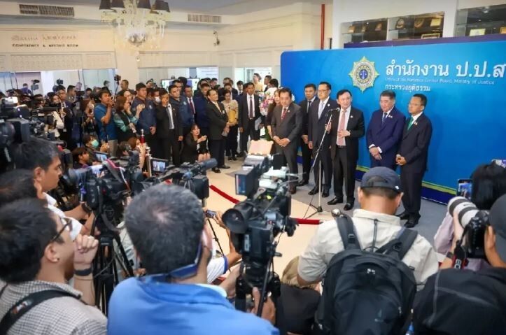 Таксин держится стойко, поскольку Пхеу Тай планирует перестановки в кабинете министров