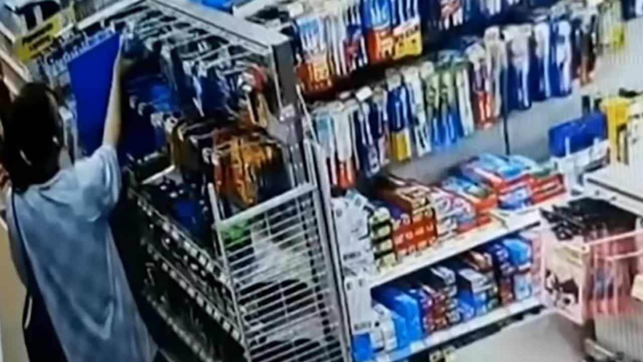 Танцоры-койоты арестованы за кражу в круглосуточном магазине в Самут-Пракане