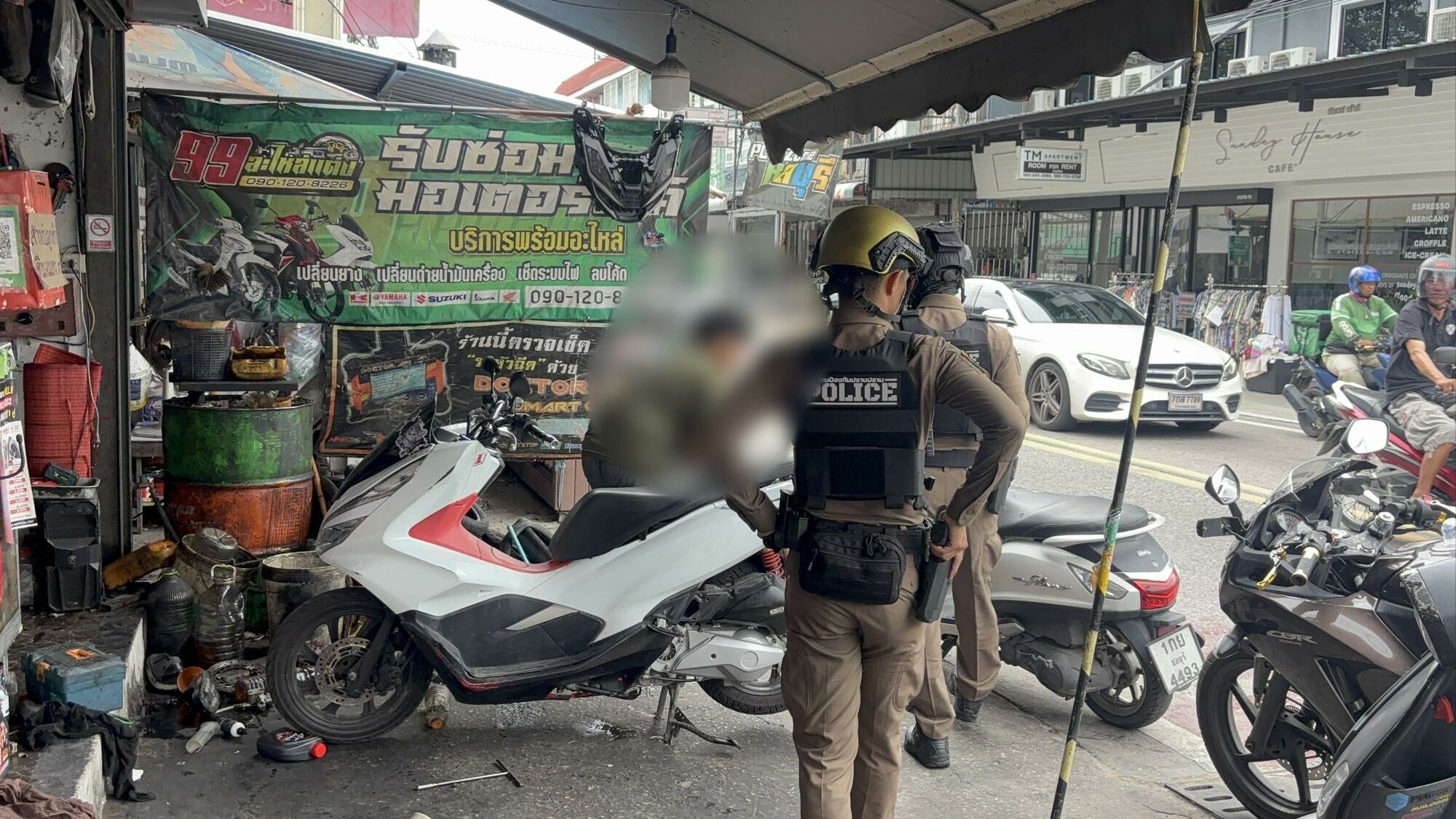 Тормозной момент: банда байкеров избивает механика в Паттайе за 100 бат