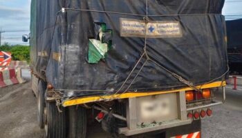 Трагическое столкновение микроавтобуса с грузовиком в Сурат-Тани унесло жизни трех человек