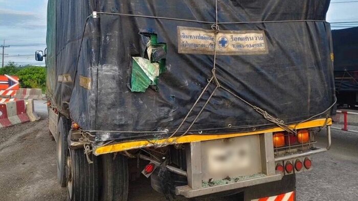 Трагическое столкновение микроавтобуса с грузовиком в Сурат-Тани унесло жизни трех человек