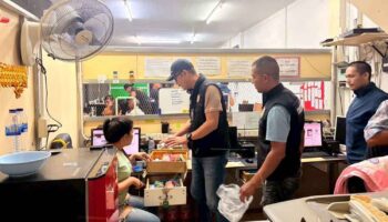 Трое арестованы за организацию азартных игр на футбольном поле в центре Сурат-Тани