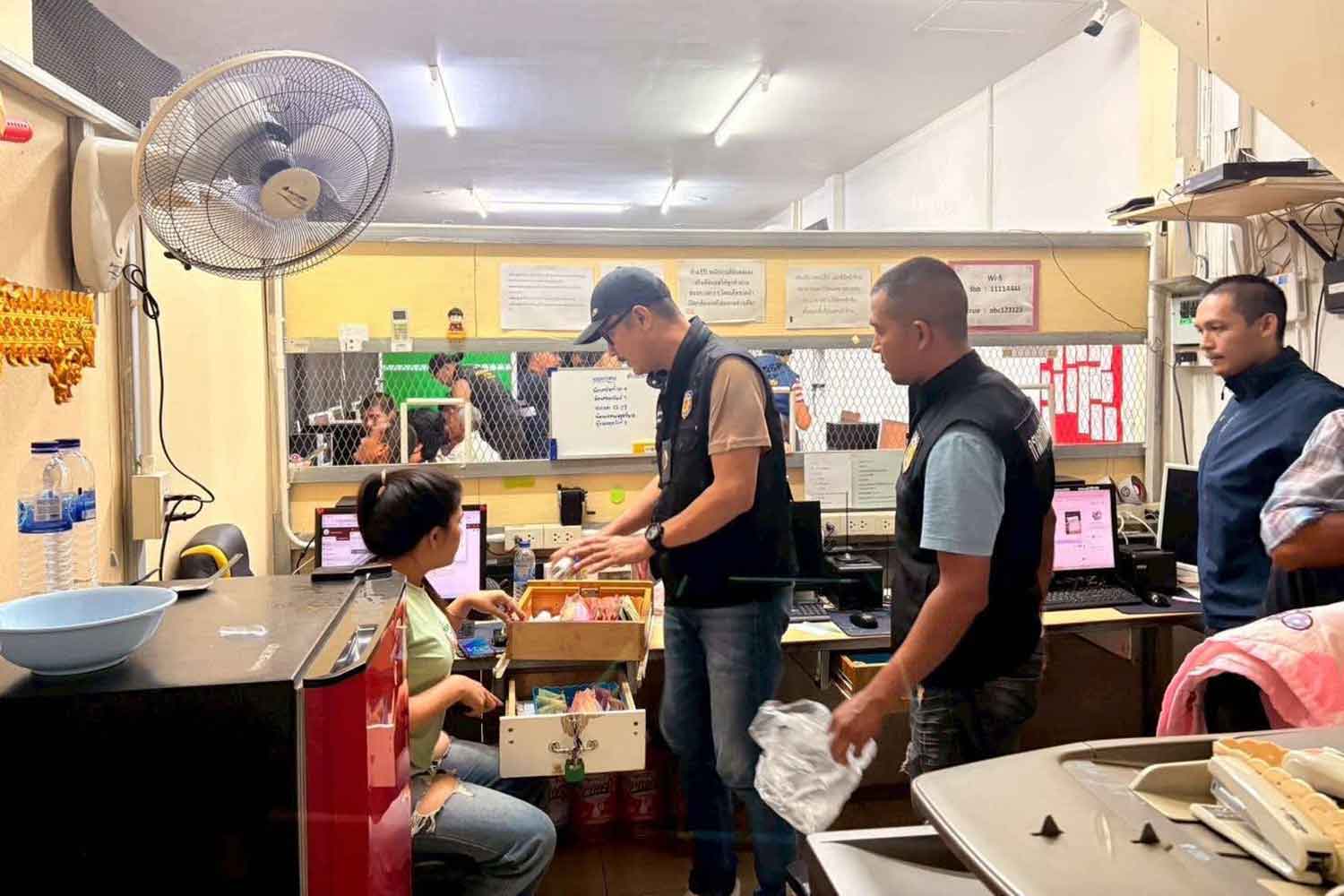 Трое арестованы за организацию азартных игр на футбольном поле в центре Сурат-Тани