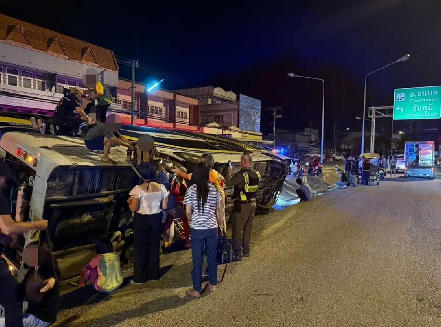 Туристический автобус перевернулся на северо-востоке Таиланда, 36 человек пострадали в результате ночной аварии