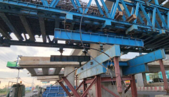 Упавший стальной трос повреждает транспортные средства на дороге Рама II.