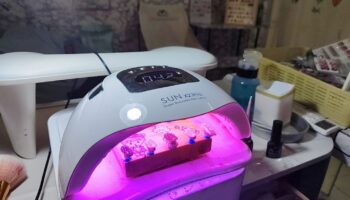 Художник салона красоты шокирован просьбой покрасить ногти мертвой клиентки