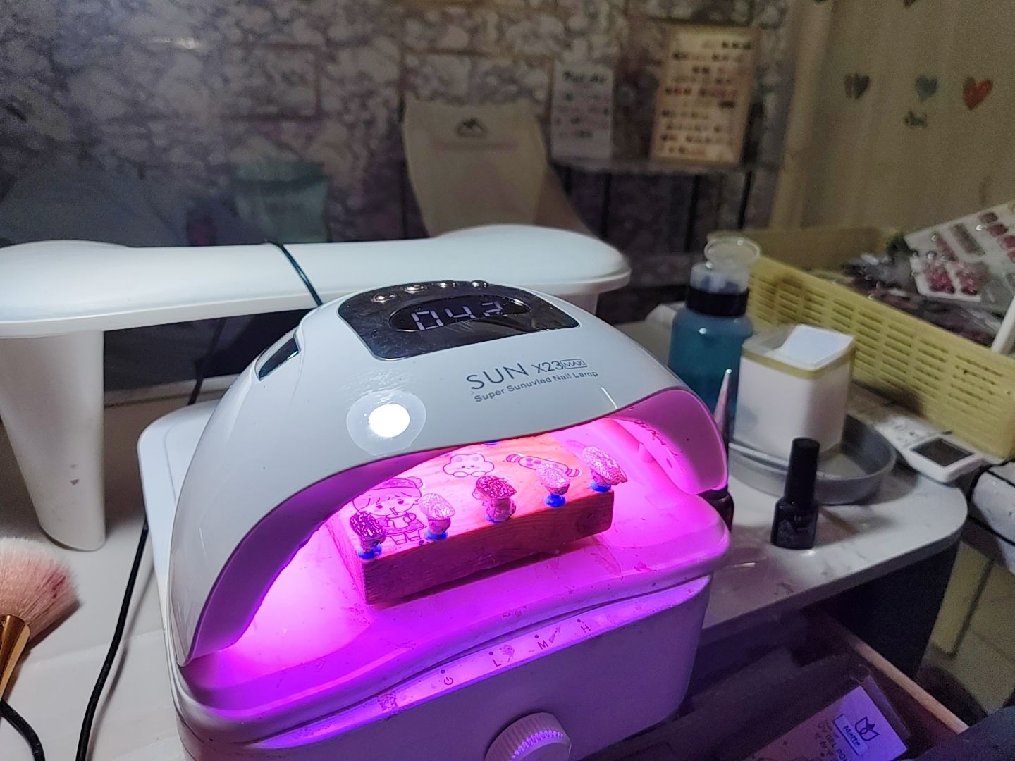 Художник салона красоты шокирован просьбой покрасить ногти мертвой клиентки