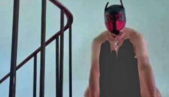 Школьная учительница была уволена после того, как позировала обнаженной в маске Бэтмена